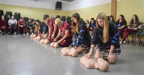 M S Vecinos Y Estudiantes De Lomas Aprenden Las T Cnicas De Rcp