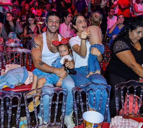 Foto Chay Suede E Laura Neiva Se Divertiram Os Filhos Maria E