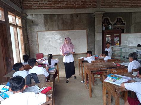 Bangunan SDN 2 Karangpatihan Ponorogo Rusak Siswa Belajar Di Tenda Dan