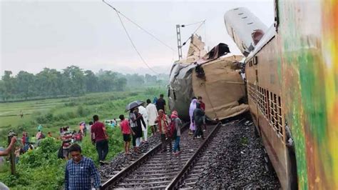 Train Accident पबंगाल में मालगाड़ी खड़ी ट्रेन से टकराई 5 की मौत