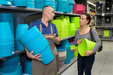 Asistente De Ventas Ayudando A Las Mujeres A Comprar Puestos En La