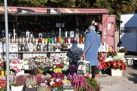 Ile kosztują znicze i chryzantemy w Opolu Zaduszki w tym roku będą