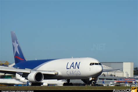 Cc Czz Lan Cargo Boeing F Er Aviacioncr Net