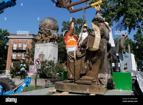 Eds Note Obscenity Workers Remove The Statue Of Confederate Naval Officer Matthew Fontaine