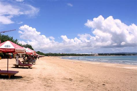 Pantai Kuta adalah salah satu pantai paling popular di Bali karena ...
