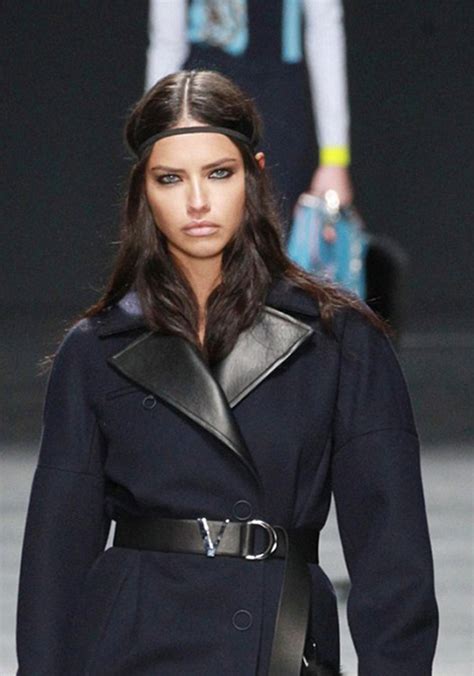 Hot girl Hollywood gặp sự cố váy áo trên sàn diễn