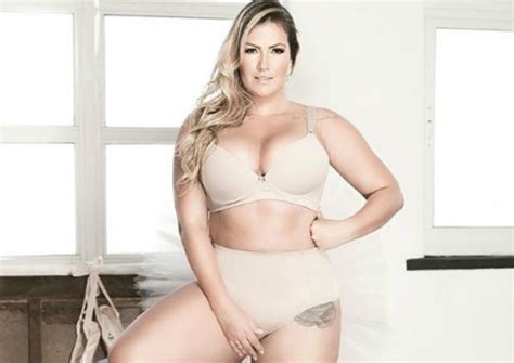 Modelo plus size ex BBB Fani arrasa em campanha de lingerie Vírgula