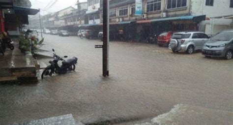 Hujan Deras Drainase Meluap Banjir Rendam Sejumlah Kawasan Di Bintan