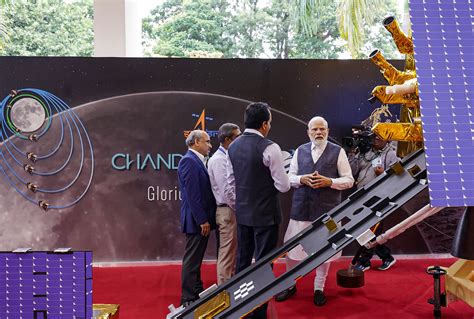 Pm Modi Celebrates Success Of Chandrayaan With Isro Scientists In