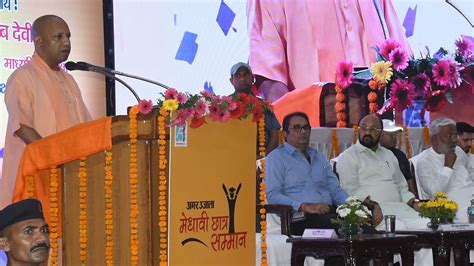 Cm Yogi Adityanath In Amar Ujala Medhavi Chhatra Samman Samaroh In