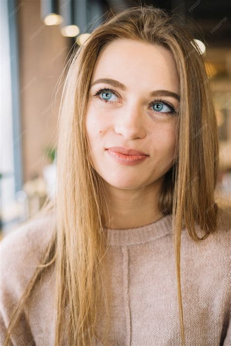 Mujer Joven Pensativa Positiva Atractiva En Café Foto Gratis