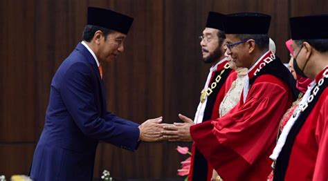 Jokowi Saksikan Pengambilan Sumpah Ketua dan Wakil Ketua MK 2023-2028 ...