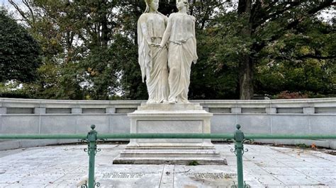 Find These 5 Famous Graves At Louisvilles Cave Hill Cemetery Loutoday