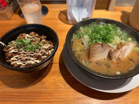 指宿市の人気店「麺屋二郎」でいただく豚骨ラーメンが美味い。絶品のチャーシュー丼とのセットがおすすめ。