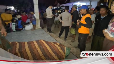 Empat Mahasiswa Uinsa Terseret Ombak Di Pantai Payangan Jember Satu