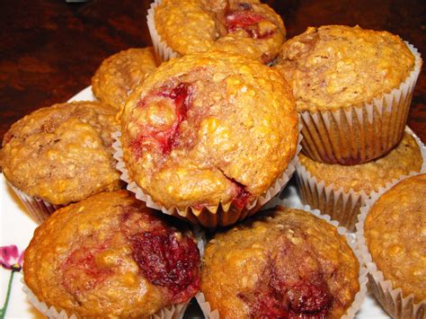 Muffins Au Yogourt Framboises Et Fraises Recettes Du Qu Bec