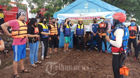 Masyarakat Dan Damkar Latihan Evakuasi Bencana Korban Banjir Foto 1