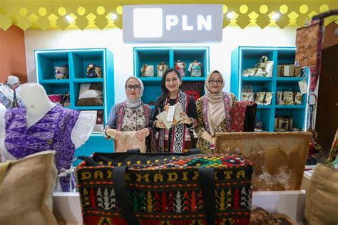 Di Ajang Inacraft Istri Menkop Dan Ukm Apresiasi Produk Unik Dan Berkelas Besutan 29 Umkm