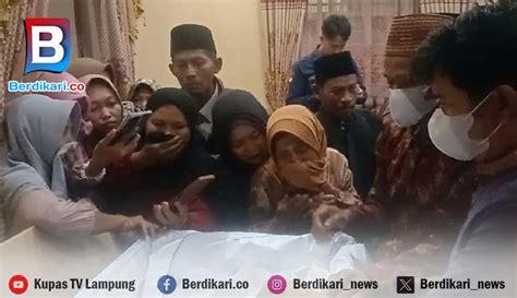 Berdikari Isak Tangis Keluarga Sambut Kedatangan Jenazah Pmi Asal