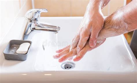 Handen Wassen Man Zeep Spoelen Met Stromend Water Bij De Preventie Van