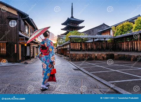 Vrouw Die Japanse Traditionele Kimono Met Paraplu Bij Yasaka Pagode En