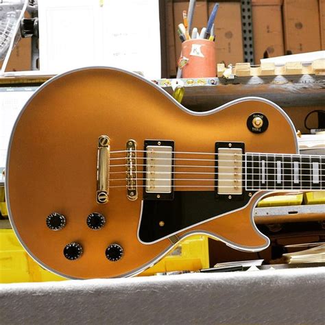 Gibson Les Paul Gold Top Custom | Gibson les paul, Gibson guitars, Les paul