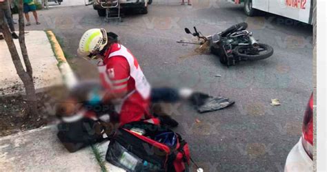 Motociclista Al Borde De La Muerte Tras Chocar Contra Microbús Que Le