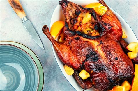 Pato Asado Con Naranja Y Manzanas Caramelizadas Foto Premium