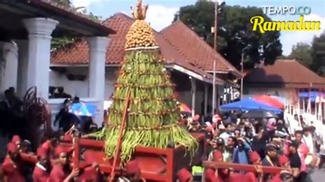 Ribuan Masyarakat Antusias Berebut Gunungan Grebeg Syawal Video