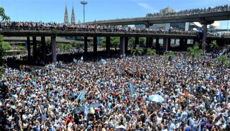 Dos Hinchas Se Arrojaron Al Colectivo Desde Un Puente Y La Caravana