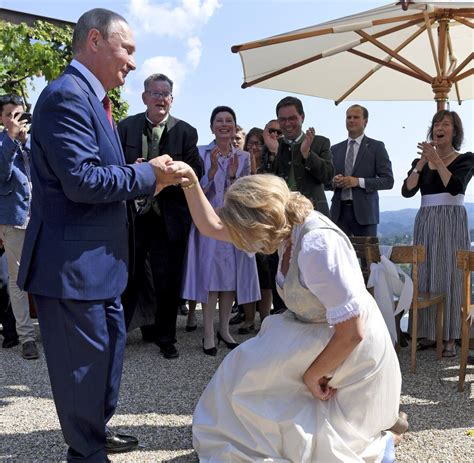 Karin Kneissl Sterreichs Ex Au Enministerin Liegt Samt Ponys Von