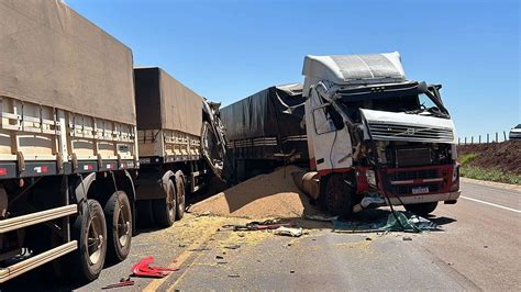 Dois Caminhões Se Envolvem Em Acidente Na Br 163 Em Cascavel