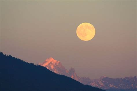 esplaobs: FULL MOON RISE Taken by Mark Williams on July 19, 2016 @ Geneva Switzerland