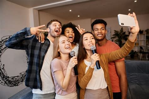 Grupo De Tempo De Selfies De Jovens Amigos Multiculturais Felizes