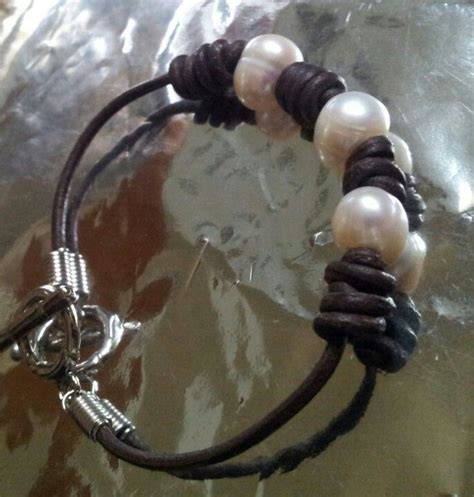 Pulsera de Cuero nudos perla de río y broche Kml