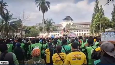 Ribuan Driver Ojol Gelar Aksi Unjuk Rasa Di Gedung Sate