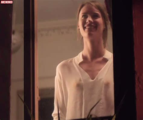 Naked Mackenzie Davis In That Awkward Moment