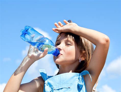 Eau Potable De Jeune Belle Fille Photo Stock Image Du Mignon Fille