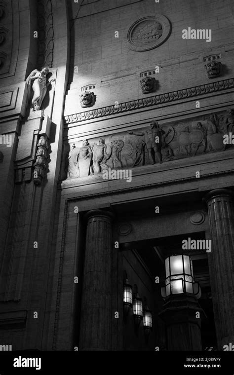 Milano Italia Rd Ott Una Statuetta Della Stazione Centrale Di