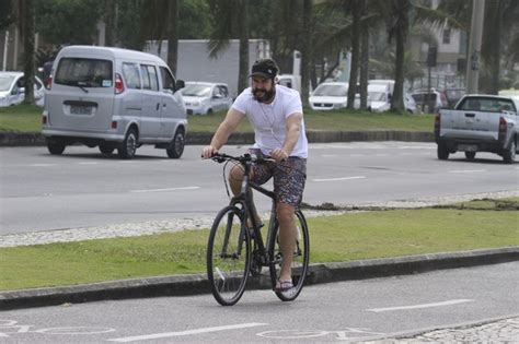 EGO Barbudo Murilo Benício vai à praia no Rio notícias de Famosos