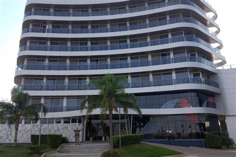 La bandera que se desplegó en el hotel donde concentra Colón