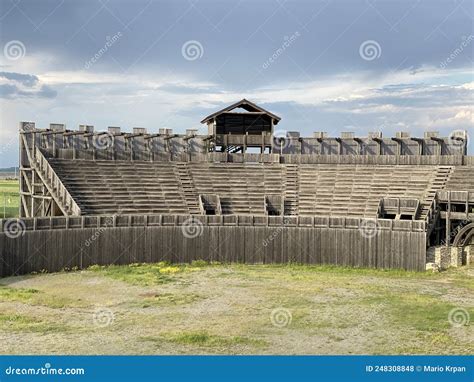 Amfiteatr W Parku Archeologicznym Viminacium Lub Rekonstrukcja