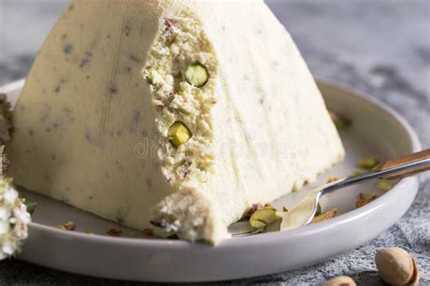 Paskha Y Kulich Con Pistachos Cuajada De Postre Al Quark Ortodoxo