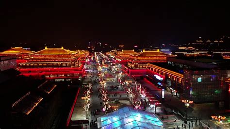 西安曲江大唐不夜城的夜景璀璨迷人，从航拍的角度看，太美了！