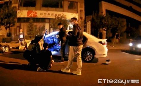 高雄2男藏毒拒檢！開車倒退嚕撞警 2警負傷急衝破窗逮人 Ettoday社會新聞 Ettoday新聞雲