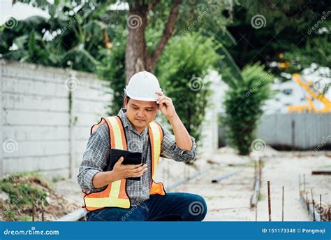 Ingeniero De Construcci N Del Hombre En El Emplazamiento De La Obra