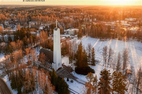 Kuva Rajamäen kirkko ilmakuva ilmavalokuva kirkko kellotorni risti