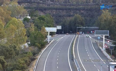 El choque entre un camión y una furgoneta obliga a cortar varias horas