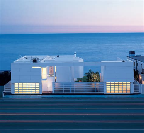 Luxury Beach Houses – Oceanfront Design with White Exteriors and Interiors