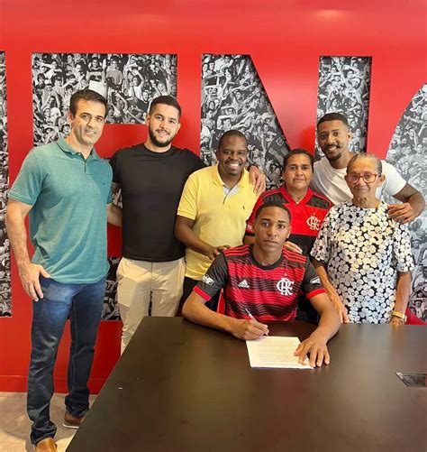 Flamengo Acerta Contrato Profissional De Promessa Da Base Multa De